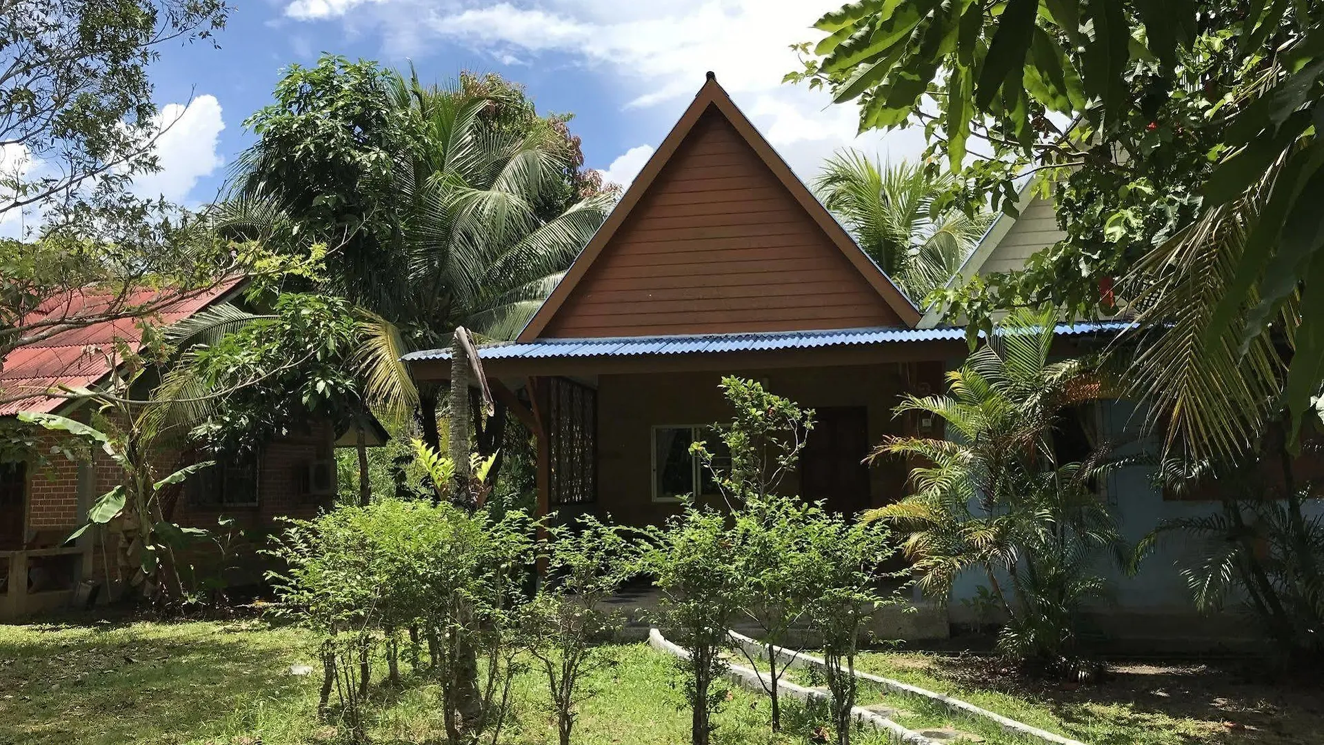 Гостевой дом Отель Coconut Bungalow Nai Yang